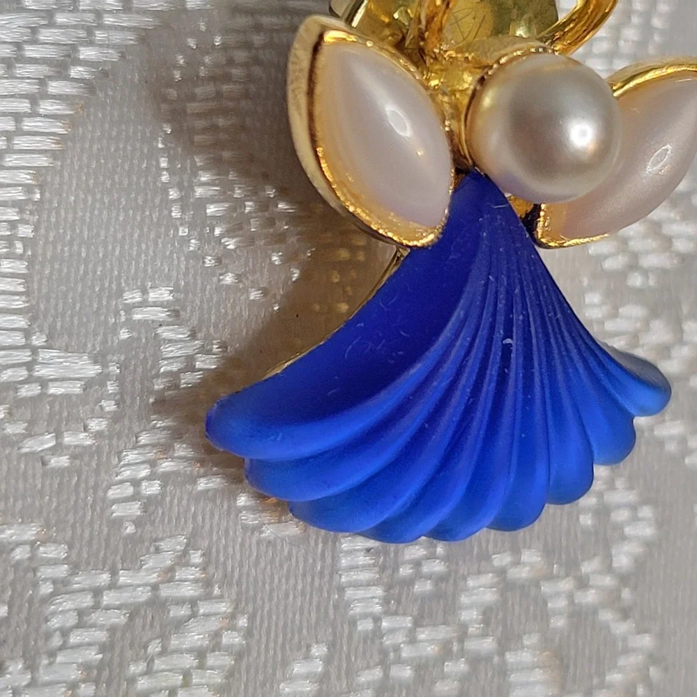 Small Vintage September Birthstone Pin Blue Sapphire Angel USA Made Gift‎